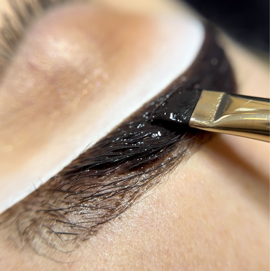 Окрашивание и коррекция бровей / Vopsirea și corectarea sprâncenelor — Center Nails